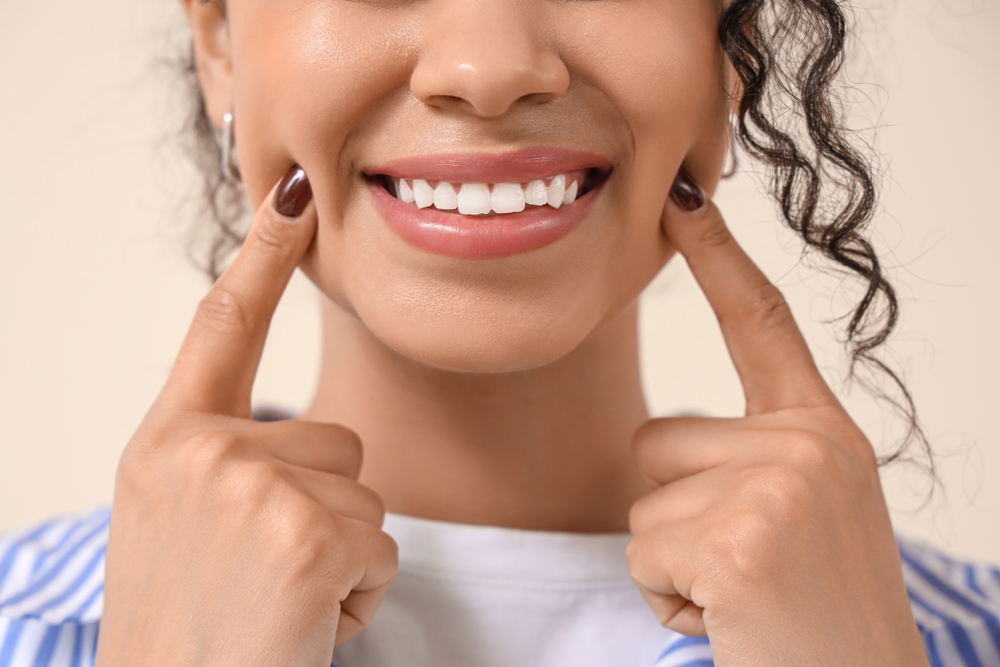 Dentist explaining chipped tooth repair to a patient in a dental office